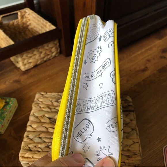 Wet n wild x Sesame Street limited edition zip around make up bag - Picture 4 of 5